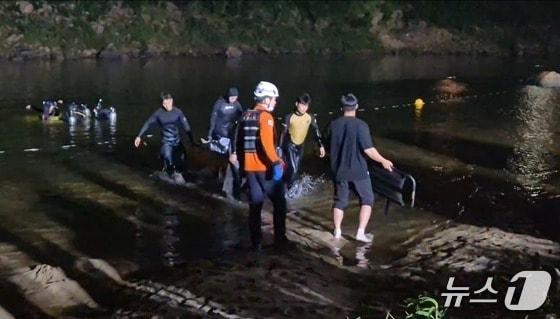 본문 이미지 - 9일 오후 6시19분께 충남 금산 제원면 천내리 금강 상류에서 물놀이를 하던 20대 4명이 실종된 뒤 모두 심정지 상태로 발견됐으나 모두 숨졌다.(충남소방본부 제공) /뉴스1