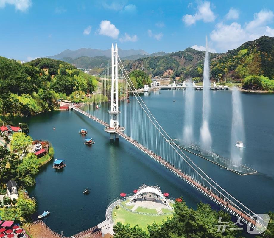 본문 이미지 - 예당호출렁다리·음악분수 전경 모습. (예산군 제공. 재판매 및 DB금지)2025.7.10/뉴스1