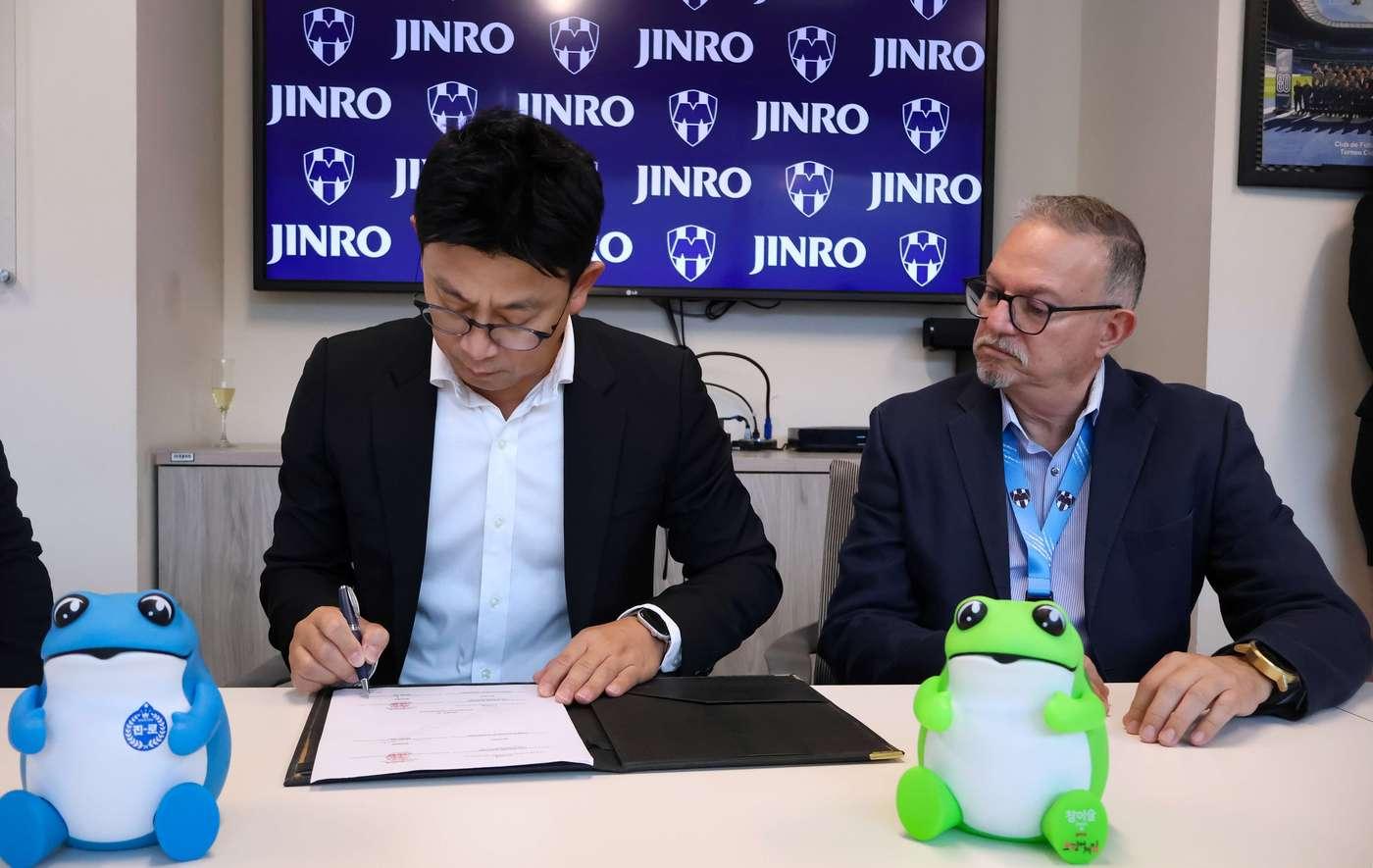 (왼쪽부터)오세호 하이트진로 미주팀장, 카를로스 카예스CF 몬테레이 마케팅 임원이 지난 1일 공식 스폰서십을 체결하고 있다.(하이트진로 제공)