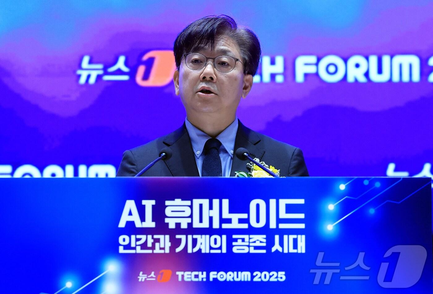 이영섭 뉴스1 대표이사가 10일 오전 서울 여의도 한국거래소 컨퍼런스홀에서 'AI 휴머노이드, 인간과 기계의 공존 시대'를 주제로 열린 2025 뉴스1 테크포럼(NTF)에서 개회사를 하고 있다. ⓒ News1 박정호 기자