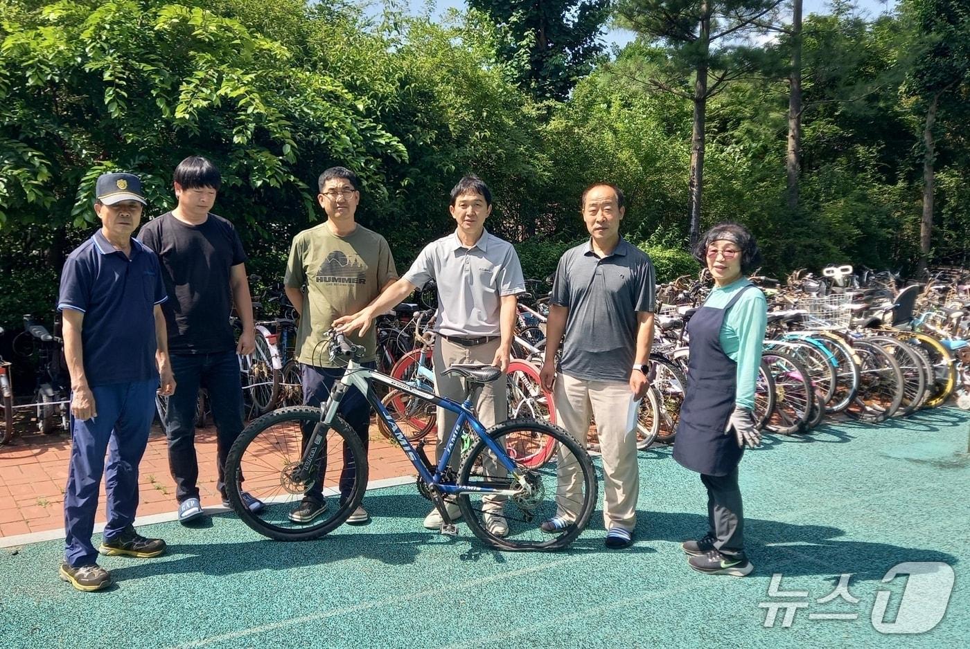 충북 증평군 송산1단지 아파트에서 공동체 정신과 자원 재활용을 실천하는 '사랑의 자전거 나눔행사'가 열려 눈길을 끌었다.(증평군 제공, 재판매 및 DB금지)/뉴스1