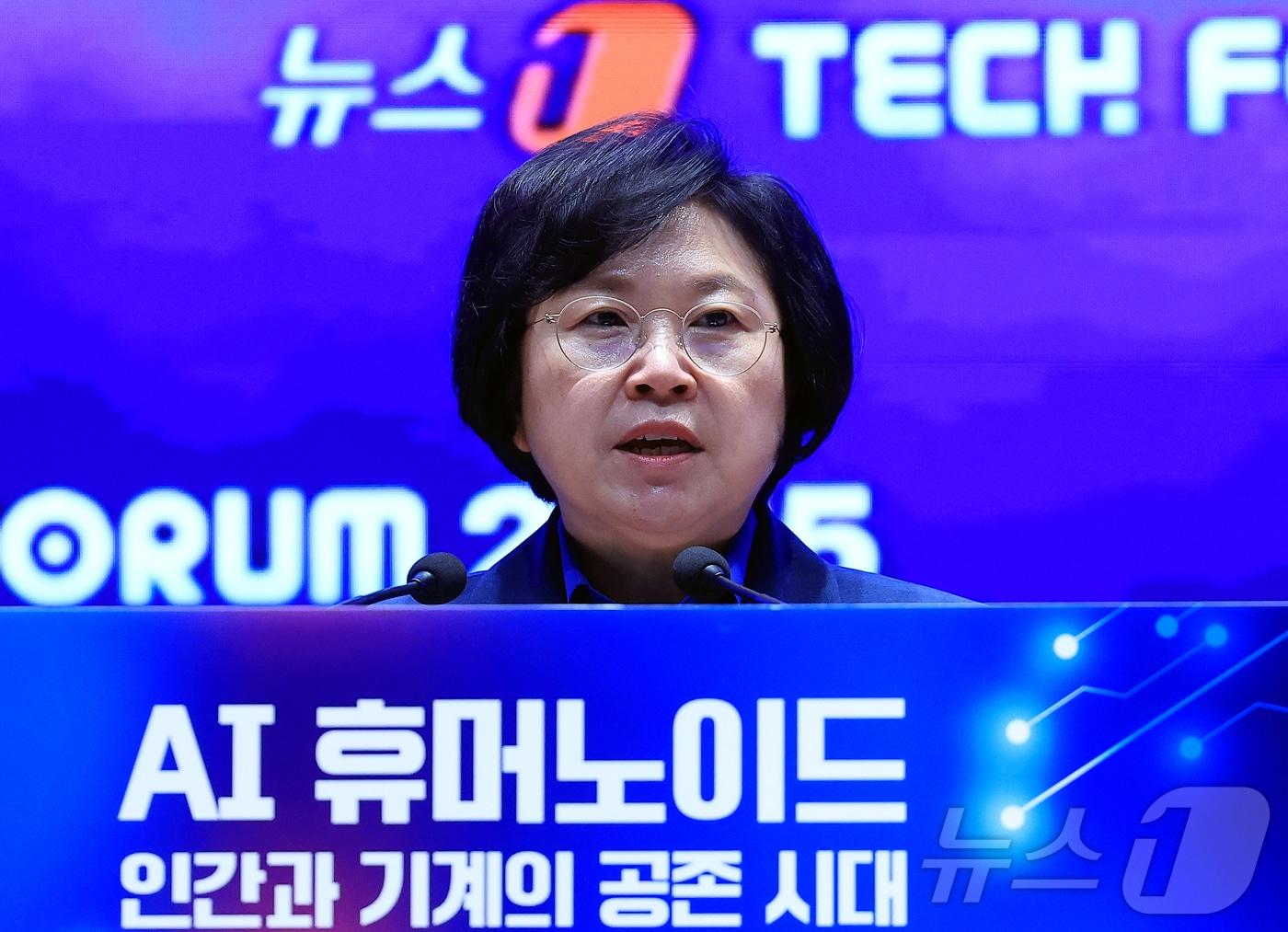 본문 이미지 - 김현 더불어민주당 의원이 10일 오전 서울 여의도 한국거래소 컨퍼런스홀에서 &#39;AI 휴머노이드, 인간과 기계의 공존 시대&#39;를 주제로 열린 2025 뉴스1 테크포럼&#40;NTF&#41;에서 축사를 하고 있다. ⓒ News1 박정호 기자