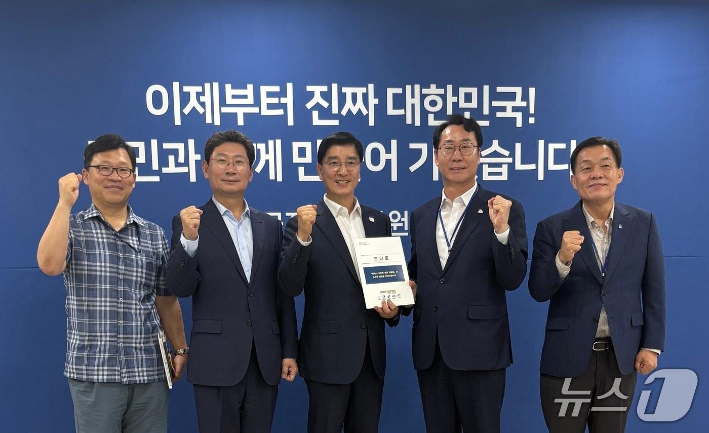 이상일 용인시장&#40;왼쪽 두번째&#41;이 9일 국정기획위원회를 방문해 &#39;특례시 지원에 관한 특별법&#39; 제정을 촉구하는 건의문을 전달했다.&#40;용인시 제공&#41;