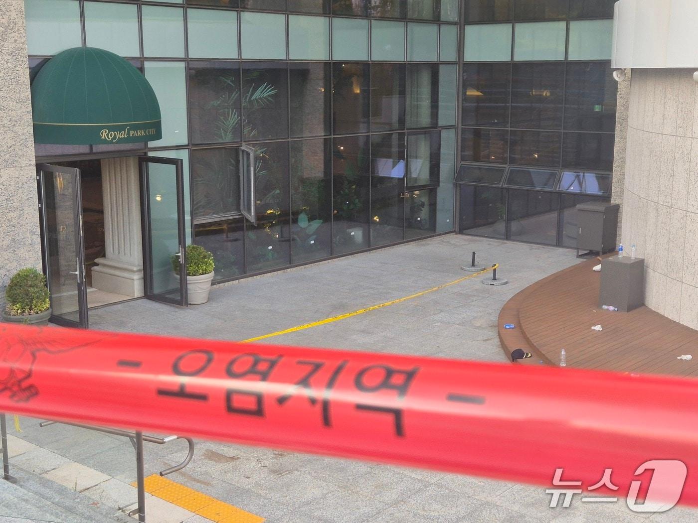 본문 이미지 - 화학물질이 누출 된 아파트 수영장(촬영자 이시명) / 뉴스1