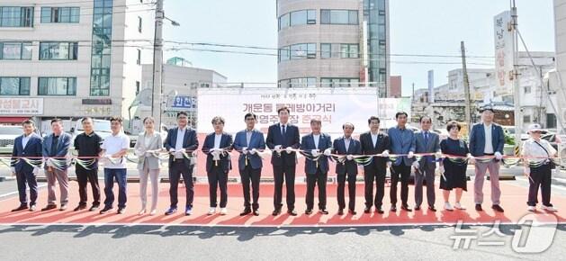 본문 이미지 - 강원 원주시가 최근 개운동 물레방아거리에 공영주차장을 완공한 가운데, 지난 9일 해당 차장에 대한 준공식이 열렸다. (원주시 제공. 재판매 및 DB금지) 2025.7.10/뉴스1