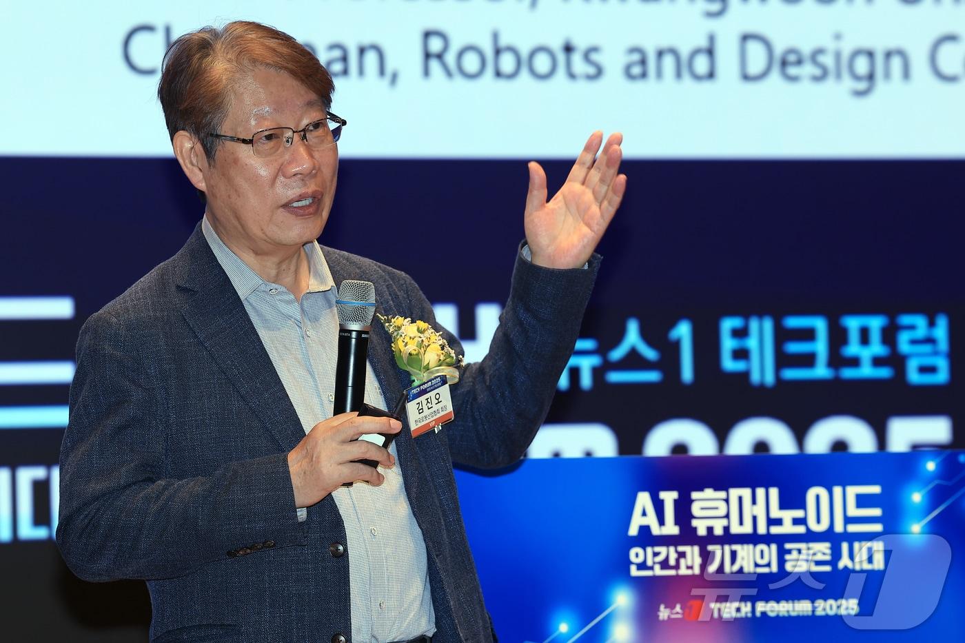 김진오 한국로봇산업협회 회장이 10일 오전 서울 여의도 한국거래소 컨퍼런스홀에서 'AI 휴머노이드, 인간과 기계의 공존 시대'를 주제로 열린 2025 뉴스1 테크포럼(NTF)에서 '로봇산업의 발전방향'을 주제로 기조연설을 하고 있다. 2025.7.10/뉴스1 ⓒ News1 박정호 기자