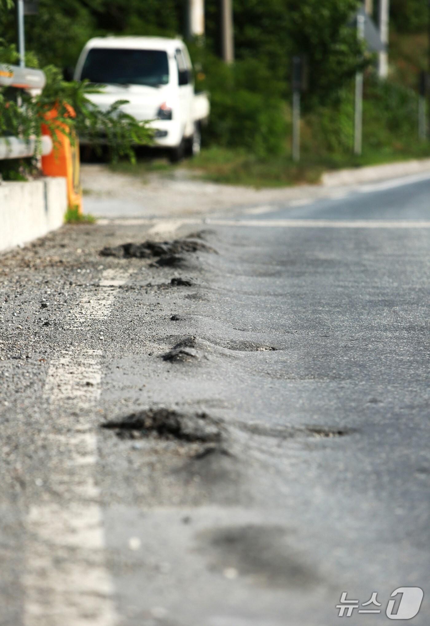 본문 이미지 - 폭염이 계속되고 있는 가운데 제천~단양 국도 5호선 도로에서 아스팔트 밀림 현상이 나타났다.2025.7.10/뉴스1ⓒ News1 손도언 기자 