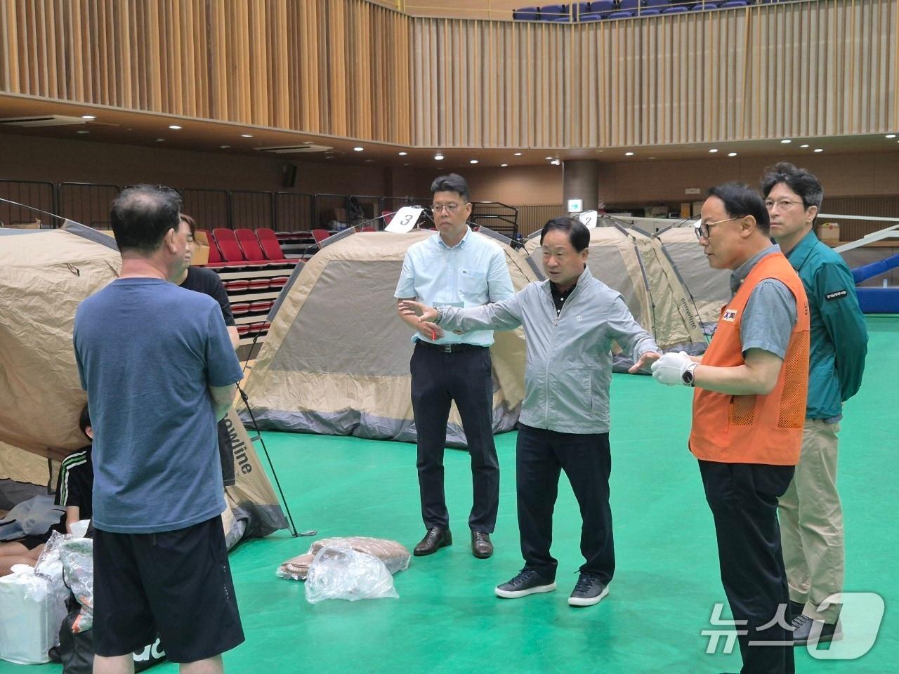 본문 이미지 - 정전으로 불편을 겪는 주민들을 방문해 위로하는 주광덕 남양주시장.