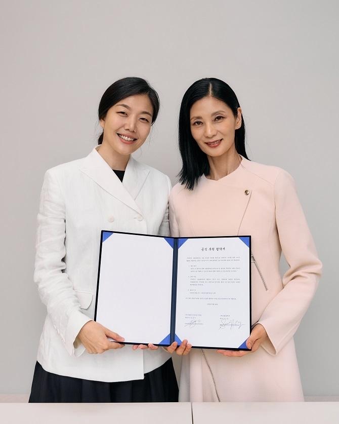 본문 이미지 - 왼쪽부터 강경미 쿠에른 대표이사, 강수진 국립발레단 단장 / 사진=쿠에른 제공