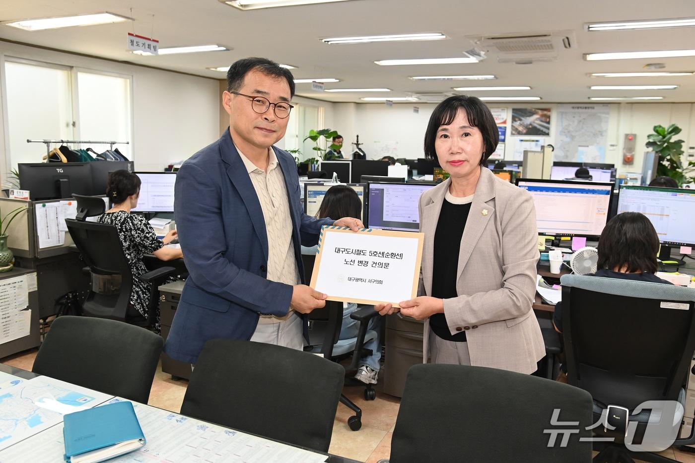 대구 서구의회가 10일 대구시에 도시철도 5호선의 노선 변경을 요구하는 건의문을 전달했다.&#40;대구 서구의회 제공.재판매 및 DB 금지&#41;