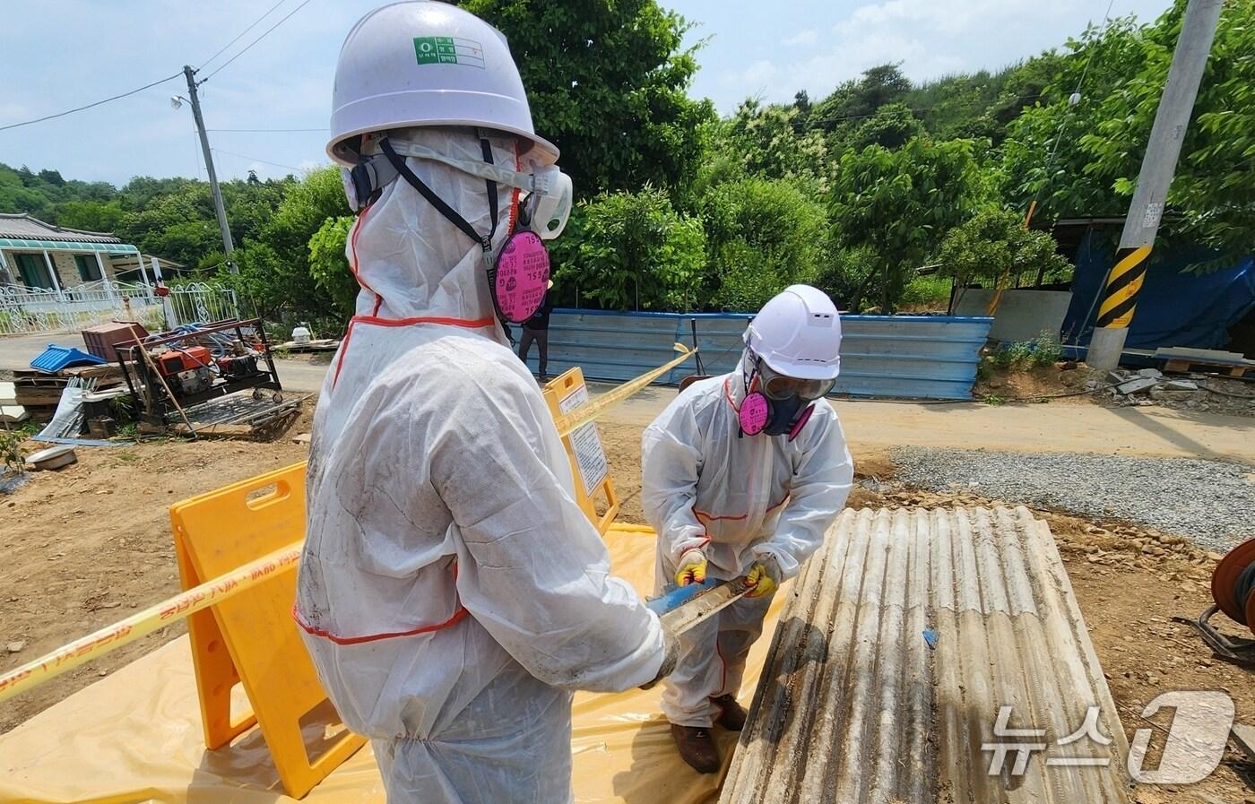충북 괴산군은 오는 18일까지 보관·방치 슬레이트 처리 지원사업 신청을 받는다. 슬레이트 처리 모습.(괴산군 제공, 재판매 및DB금지)/뉴스1