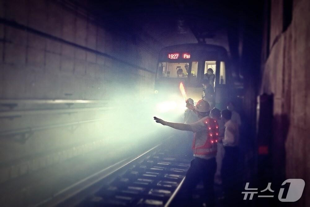 본문 이미지 - 열차 내 화재 대응 훈련 모습.(공사 제공. 재판매 및 DB금지)/뉴스1