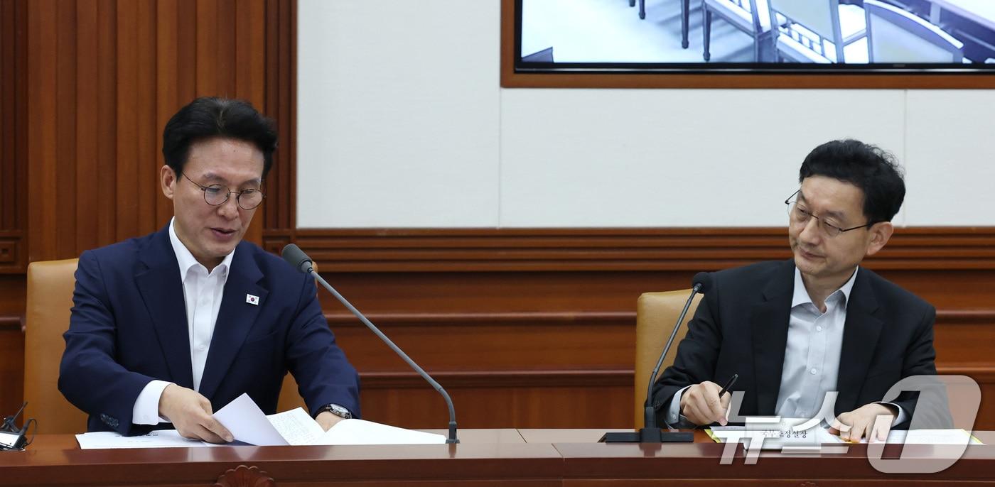 김민석 국무총리와 윤창렬 국무조정실장이 10일 오전 서울 종로구 정부서울청사에서 열린 국정현안관계장관회의에서 대화를 나누고 있다. 2025.7.10/뉴스1 ⓒ News1 임세영 기자