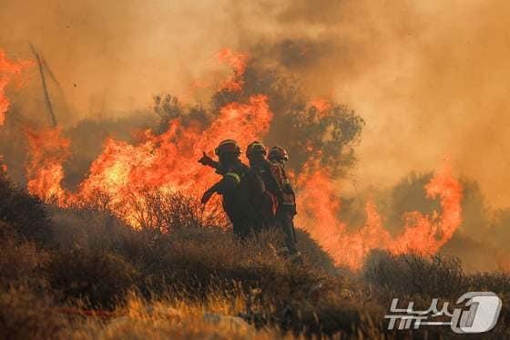 본문 이미지 - 3일 그리스 크레타섬 남동부 이에라파트라에서 발생한 대형 산불을 진화하는모습. &#40;이에라페트라 AFP=뉴스1&#41; 강민경 기자