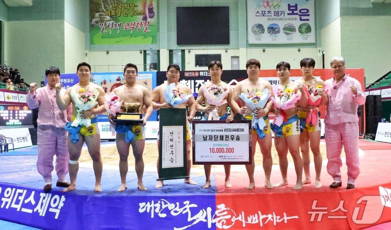 본문 이미지 - 울주군청 해뜨미씨름단이 지난 9일 보은장사씨름대회 단체전에서 우승한 뒤 기념사진을 찍고 있다. &#40;울주군 제공. 재판매 및 DB 금지&#41; /뉴스1