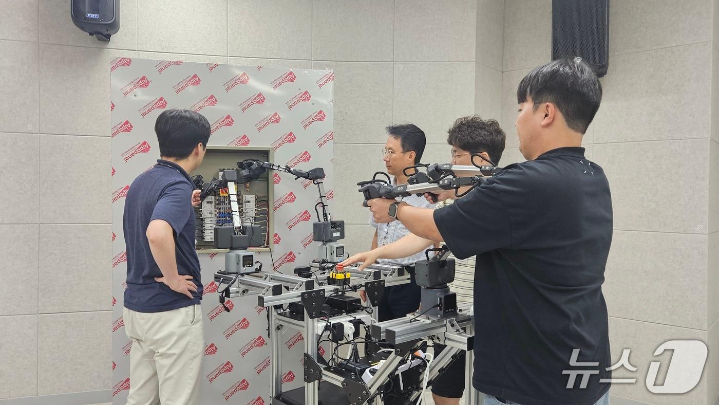 AI 로봇을 활용한 전력설비 점검 기술을 시연하는 ETRI 연구진(ETRI 제공) /뉴스1