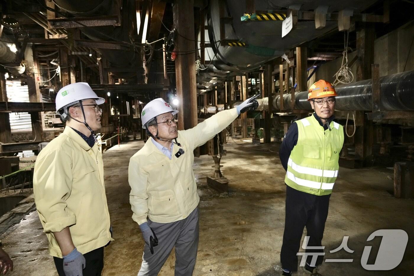 강기정 광주시장이 9일 오후 서구 금호지구입구 사거리 도시철도 2호선 1단계 건설 현장을 방문해 공사 진행 상황 등 안전점검을 하고 있다.&#40;광주시 제공. 재판매 및 DB 금지&#41; /뉴스1