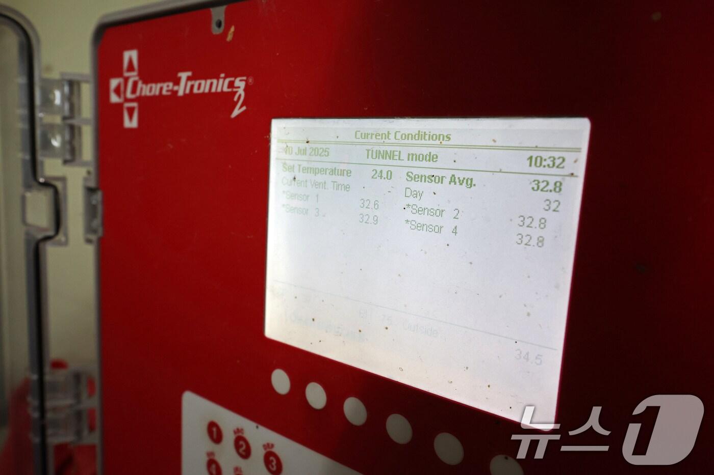 연일 폭염특보가 이어지고 있는 10일 오전 전남 나주의 한 양계장 내부 온도가 32.9도를 보이는 등 폭염이 이어지고 있다. 2025.7.10/뉴스1 ⓒ News1 이승현 기자