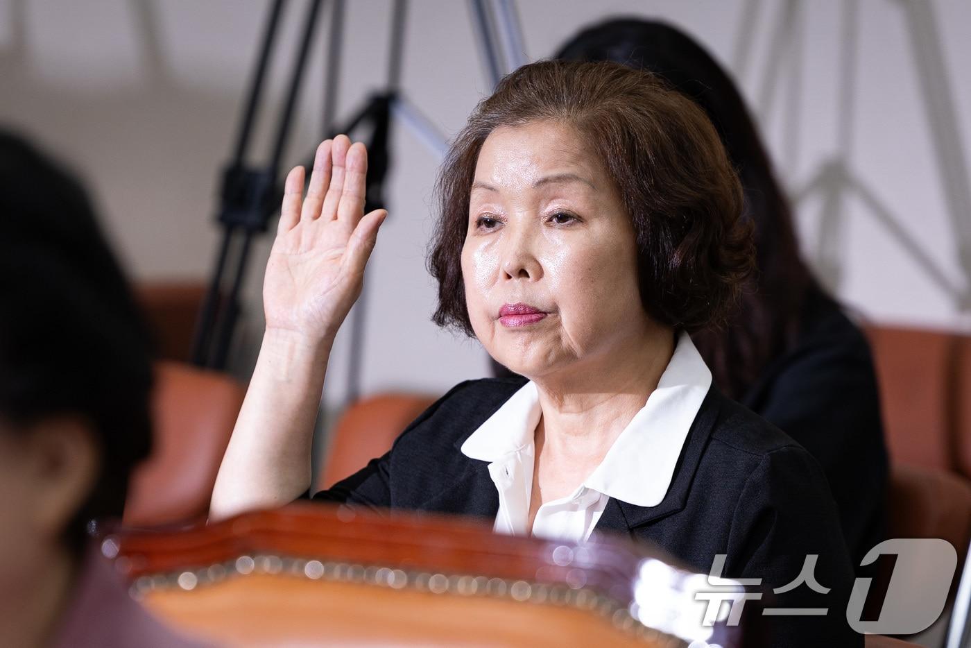 손효숙 리박스쿨 대표가 10일 서울 여의도 국회에서 열린 교육위원회 리박스쿨 청문회에 출석해 출석 여부를 묻는 김영호 위원장의 의사진행에 손을 들어 출석을 알리고 있다. 2025.7.10/뉴스1 ⓒ News1 유승관 기자