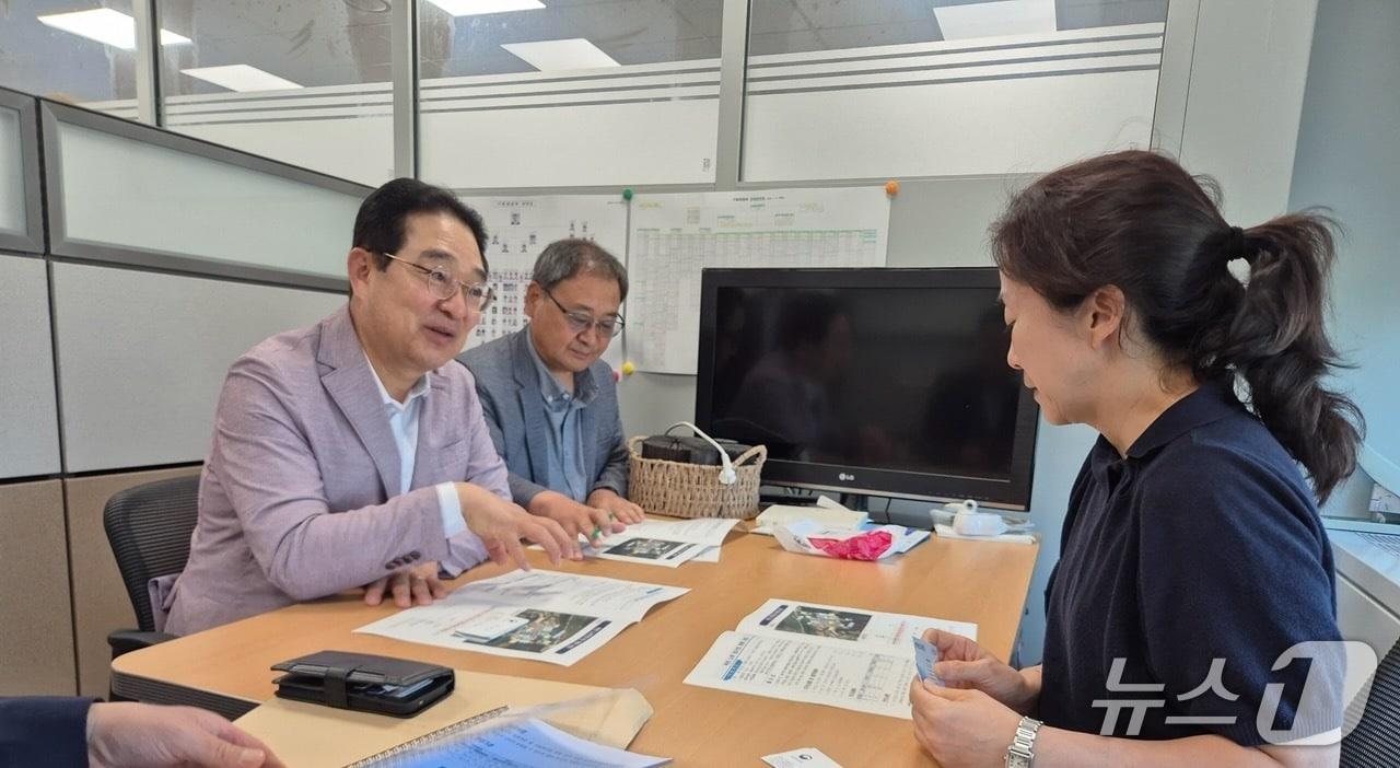 본문 이미지 - 10일 황규철 옥천군수가  기획재정부를 방문해 지역 현안사업을 설명하며 국비 반영을 요청하고 있다. &#40;옥천군 제공, 재판매 및 DB금지&#41; /뉴스1
