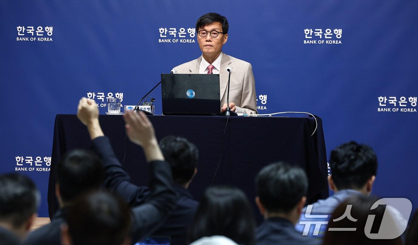 이창용 한국은행 총재가 10일 서울 중구 한국은행에서 열린 금융통화위원회 금리 결정에 대한 기자간담회에서 취재진 질문을 받고 있다. 2025.7.10/뉴스1 ⓒ News1 김도우 기자