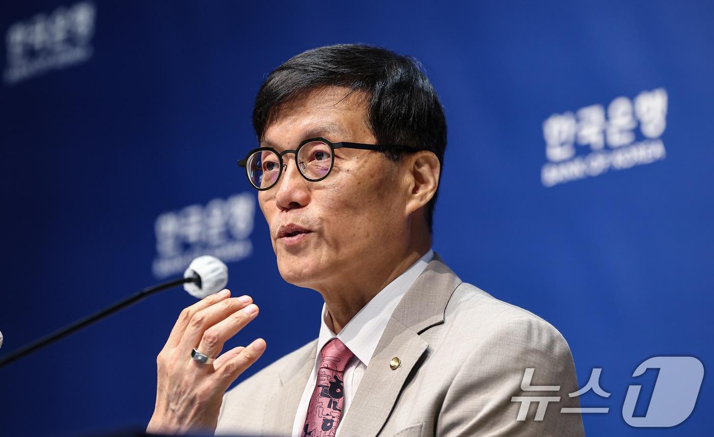 이창용 한국은행 총재가 10일 서울 중구 한국은행에서 열린 금융통화위원회 금리 결정에 대한 기자간담회에서 발언하고 있다. 2025.7.10/뉴스1 ⓒ News1 김도우 기자