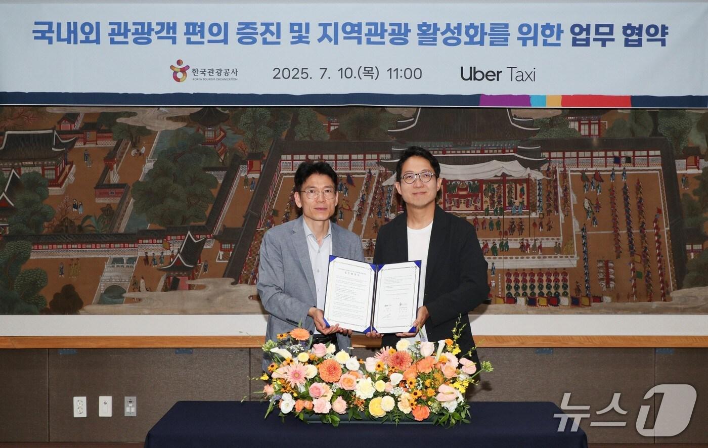 송진우 우버 택시 코리아 총괄과 이상민 한국관광공사 국민관광본부장 직무대리가 기념사진을 찍고 있다.(우버 택시 제공)