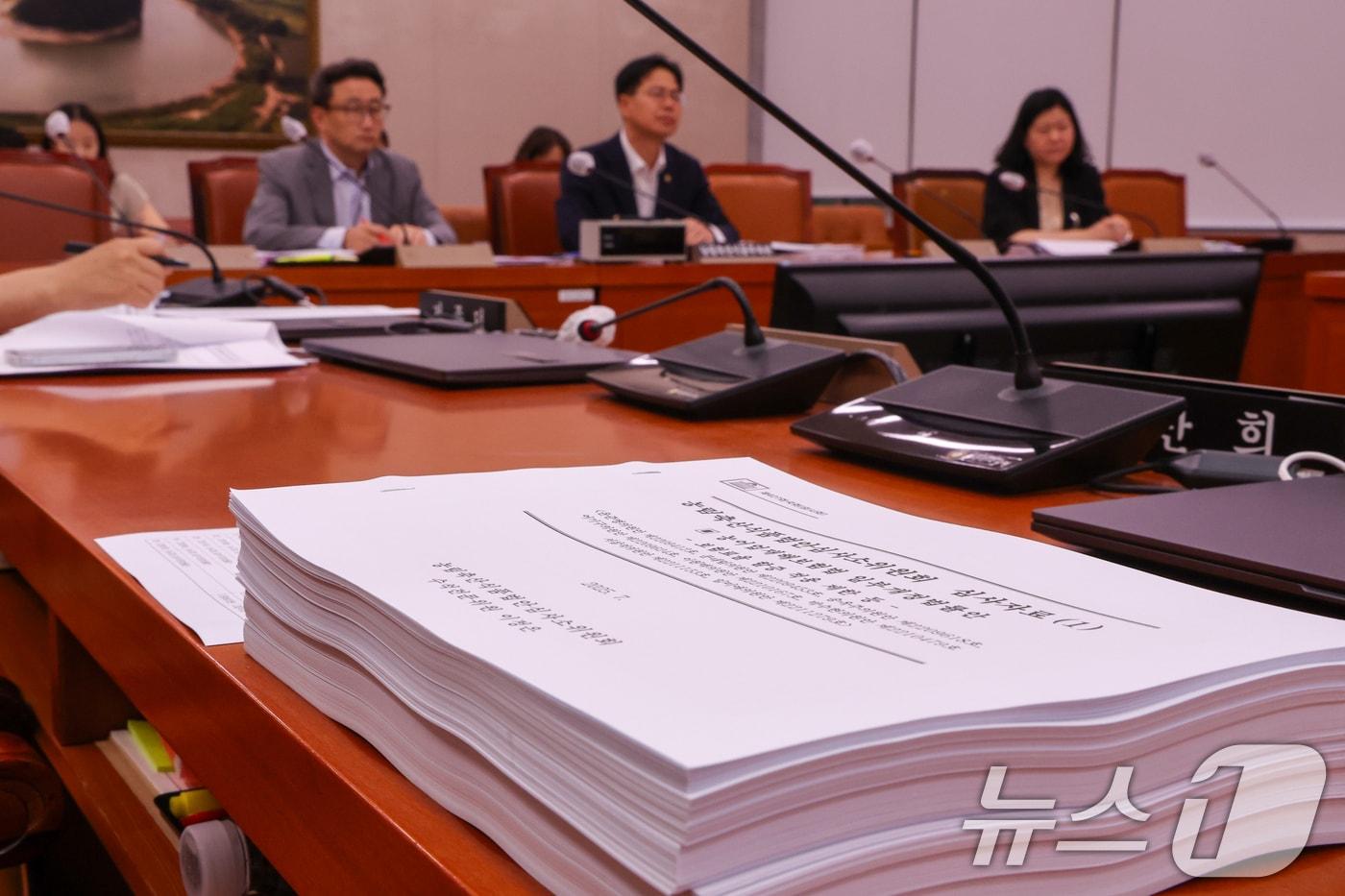 10일 서울 여의도 국회에서 열린 제427회국회(임시회) 제1차 농림축산식품법안심사소위원회에서 이원택 소위원장이 양곡관리법 등 농업 4법 심사 자료가 놓여 있다. 2025.7.10/뉴스1 ⓒ News1 안은나 기자