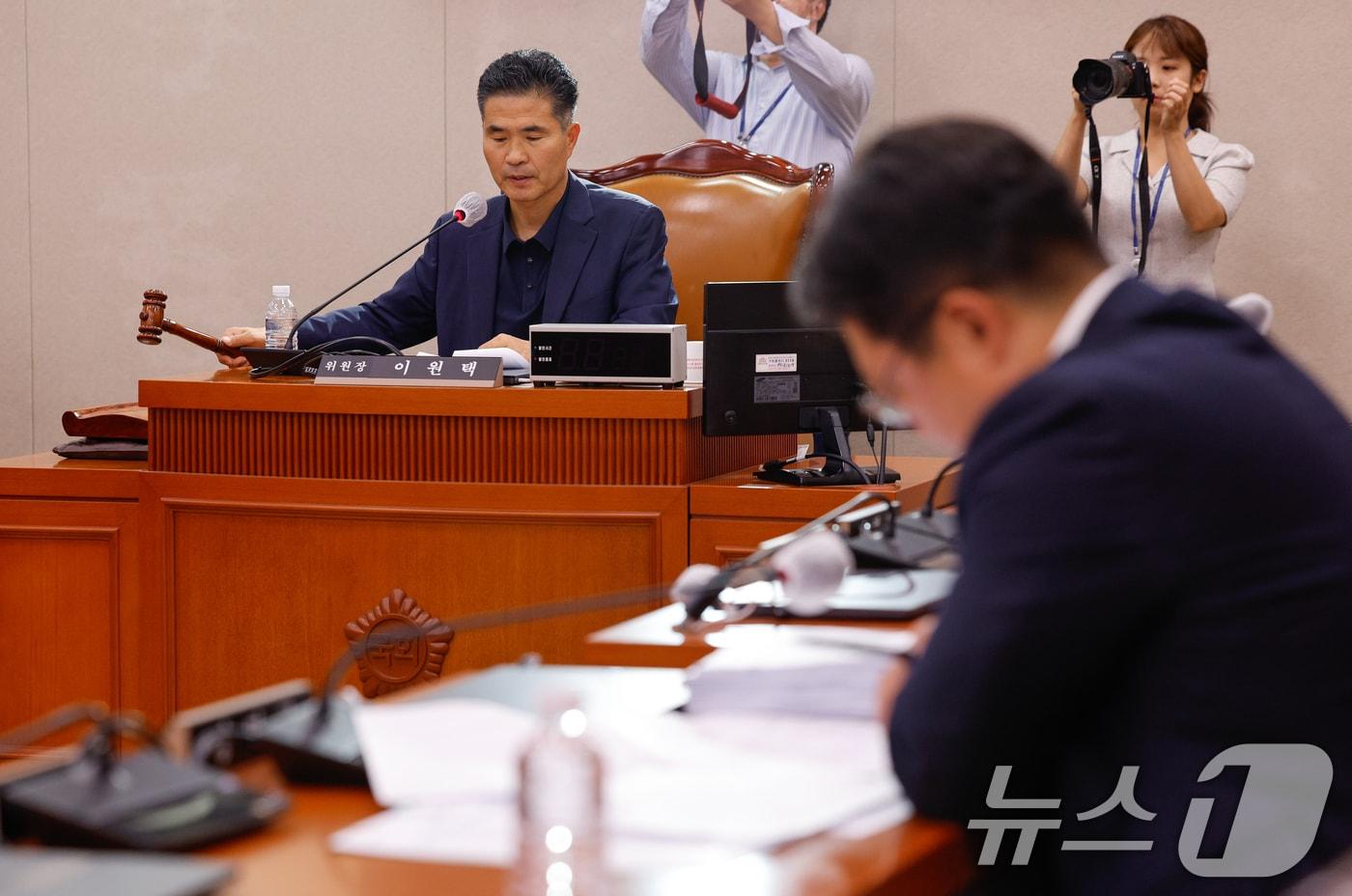 서울 여의도 국회에서 열린 제427회국회&#40;임시회&#41; 제1차 농림축산식품법안심사소위원회에서 이원택 소위원장이 양곡관리법 등 농업 4법 심사를 위해 의사봉을 두드리고 있다. 2025.7.10/뉴스1 ⓒ News1 안은나 기자