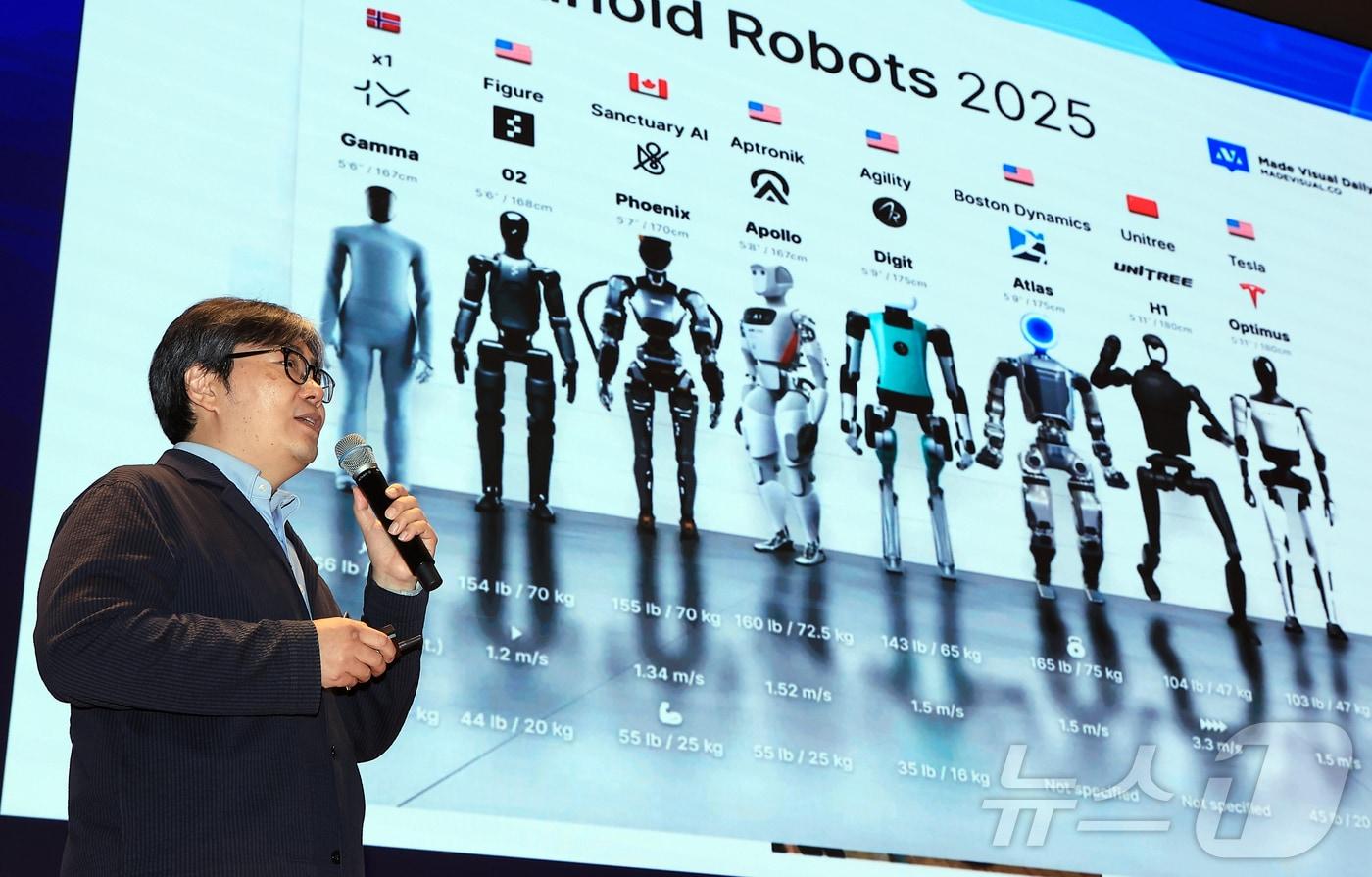 황정훈 한국전자기술연구원 지능로보틱스연구센터 센터장이 10일 서울 여의도 한국거래소 컨퍼런스홀에서 'AI 휴머노이드, 인간과 기계의 공존 시대'를 주제로 열린 2025 뉴스1 테크포럼(NTF)에서 '로봇 노동자 확산의 시대 - 안전펜스를 벗어나 제조·물류·서비스 전산업으로'에 대해 주제강연을 하고 있다. 2025.7.10/뉴스1 ⓒ News1 박정호 기자