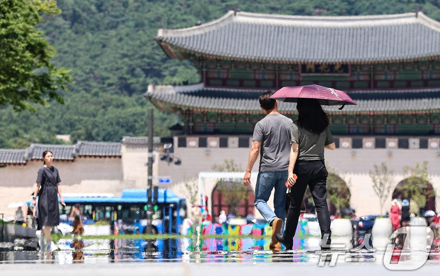 서울 종로구 광화문광장에 아지랑이가 피어오르고 있다. /뉴스1 ⓒ News1 김도우 기자