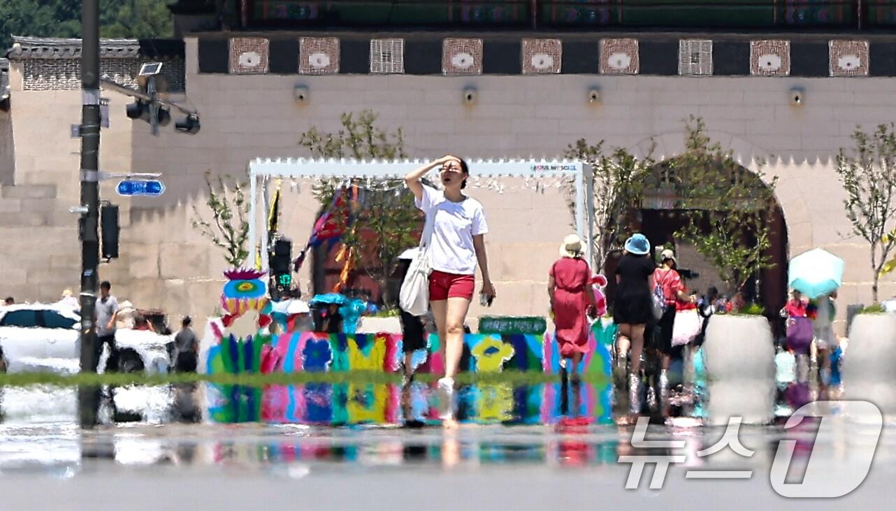 본문 이미지 - 서울 종로구 광화문광장에 아지랑이가 피어오르고 있다. /뉴스1 ⓒ News1 김도우 기자