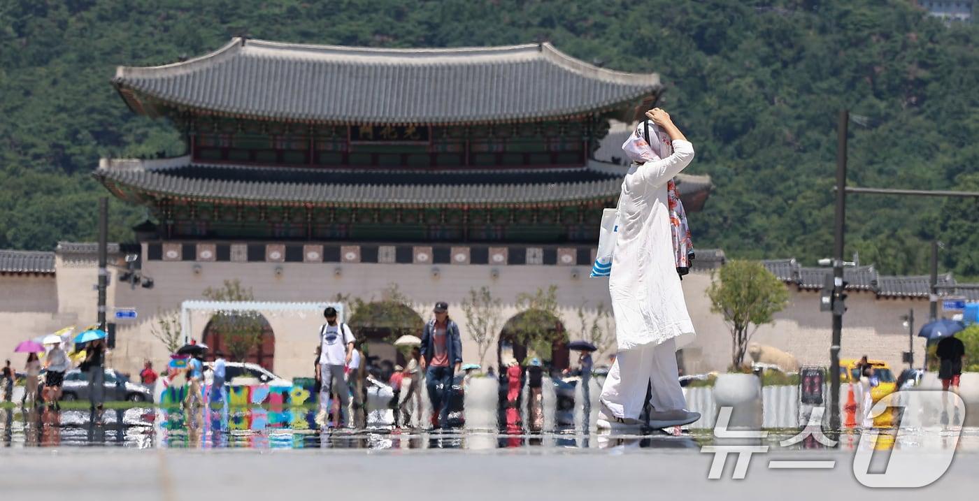 폭염이 이어진 10일 서울 종로구 광화문광장에 아지랑이가 피어오르고 있다. 2025.7.10/뉴스1 ⓒ News1 김도우 기자