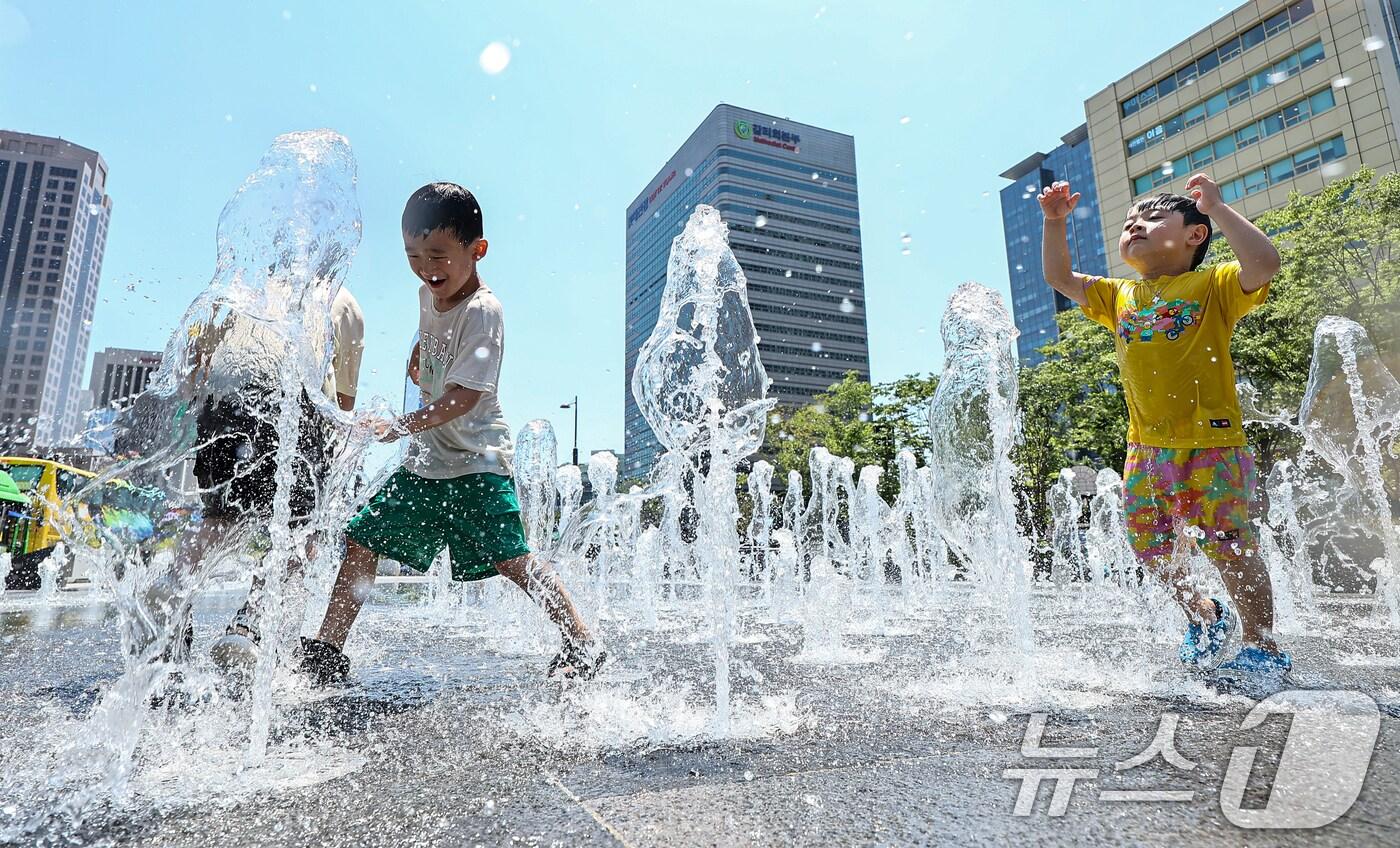 서울 종로구 광화문광장 바닥분수에서 어린이들이 물놀이하며 더위를 식히고 있다. /뉴스1 ⓒ News1 김도우 기자