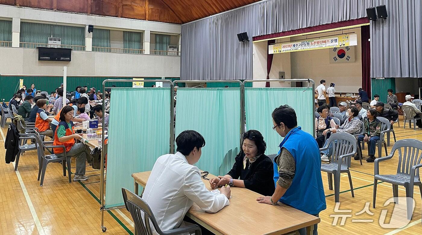 농촌 왕진버스 운영 현장.&#40;농협중앙회 제주본부 제공, 재판매 및 DB 금지&#41;