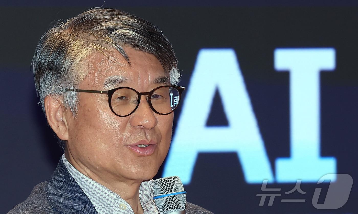 윤명환 서울대학교 산업시스템혁신연구소 소장이 10일 서울 여의도 한국거래소 컨퍼런스홀에서 &#39;AI 휴머노이드, 인간과 기계의 공존 시대&#39;를 주제로 열린 2025 뉴스1 테크포럼&#40;NTF&#41;에서 &#39;인간-로봇 상호작용 -공존의 문화적 조건&#39;에 대해 주제강연을 하고 있다. 2025.7.10/뉴스1 ⓒ News1 박정호 기자