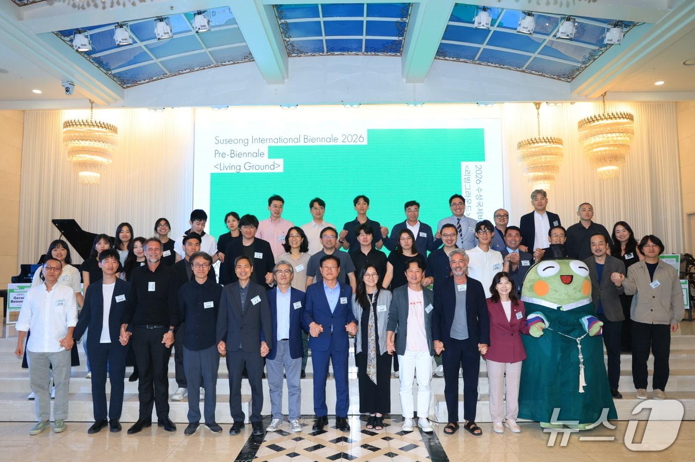 2026 수성국제비엔날레 프리비엔날레 행사에 참여한 관계자들이 기념 사진을 촬영하고 있다.&#40;대구 수성구 제공.재판매 및 DB 금지&#41;