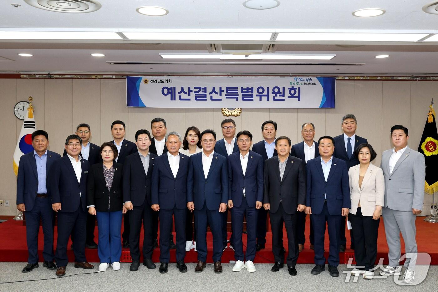 전남도의회 제4기 예결특위 위원들이 기념사진을 찍고 있다.(전남도의회 제공, 재판매 및 DB 금지)/뉴스1 