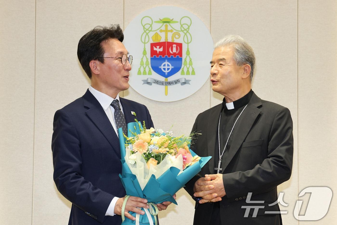 김민석 국무총리가 10일 오후 경기 수원시 천주교수원교구청에서 한국천주교주교회의 의장인 이용훈 주교를 예방하고 있다. 2025.7.10/뉴스1 ⓒ News1 신웅수 기자