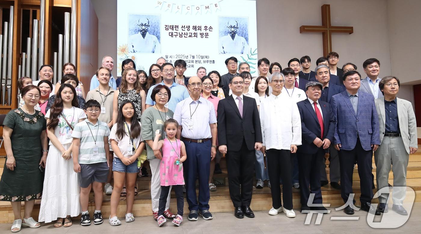 독립운동가 김태련&#40;1883~1934&#41; 선생의 후손들이 10일 대구 중구 대구남산교회를 찾아 기념촬영하고 있다. 2025.7.10/뉴스1 ⓒ News1 공정식 기자