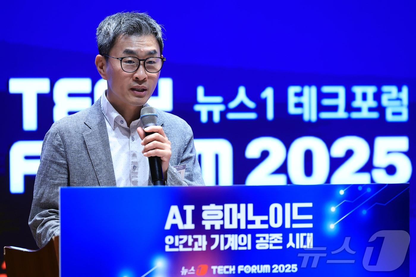 최경진 가천대학교 법과대학 교수가 10일 서울 여의도 한국거래소 컨퍼런스홀에서 &#39;AI 휴머노이드, 인간과 기계의 공존 시대&#39;를 주제로 열린 2025 뉴스1 테크포럼&#40;NTF&#41;에서 &#39;법제도와 책임 - AI 로봇의 권리와 의무&#39;에 대해 주제강연을 하고 있다. 2025.7.10/뉴스1 ⓒ News1 박정호 기자