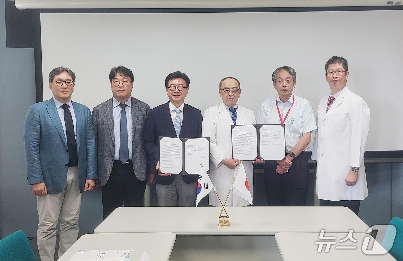 건양대병원과 일본 국립연구개발법인 양자과학기술연구개발기구(QST병원)가 난치암 극복을 위한 '중입자 치료 분야 상호협력 업무협약(MOU)'을 체결했다.(건양대병원 제공) /뉴스1