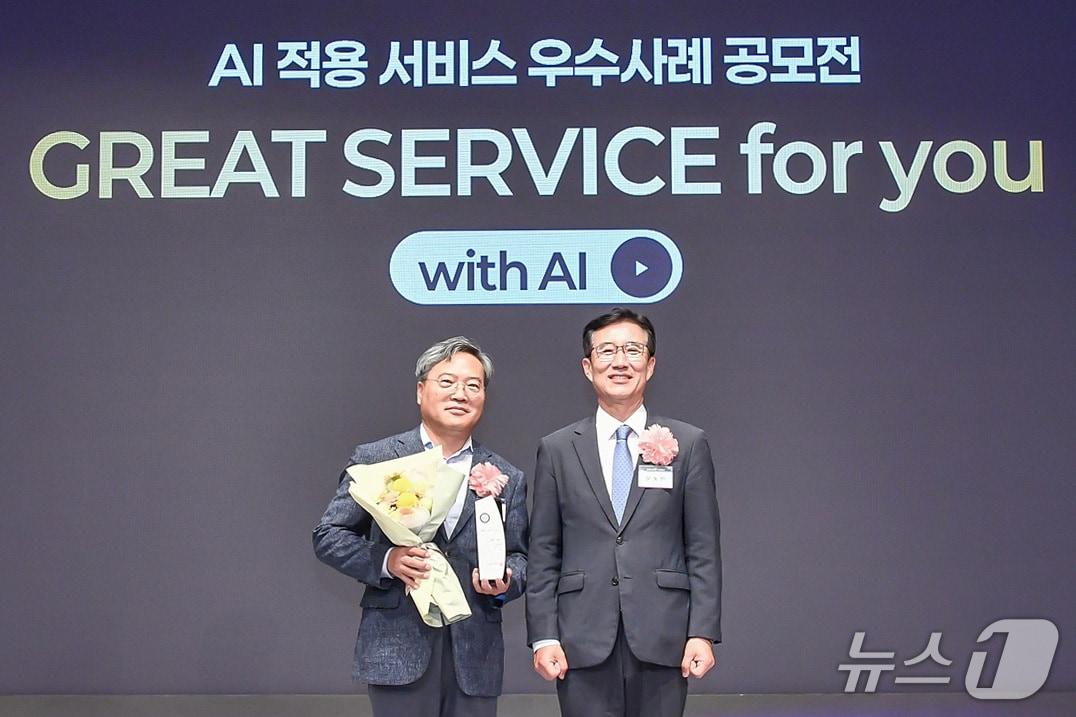 본문 이미지 - 이선재 특구재단 기획조정본부장(왼쪽)과 문동민 한국표준협회장이 시상식에서 기념사진을 촬영하고 있다.(특구재단 제공) /뉴스1