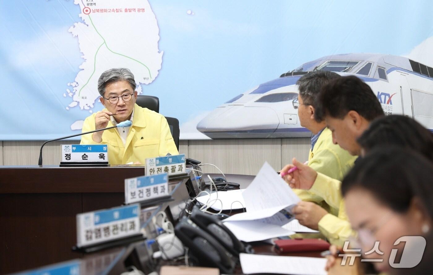 정순욱 광명시 부시장&#40;맨 왼쪽&#41;이 10일 오후 시청 재난안전상황실에서 열린 &#39;2025년 폭염 종합대책 회의&#39;를 주재하고 있다.&#40;광명시 제공&#41;