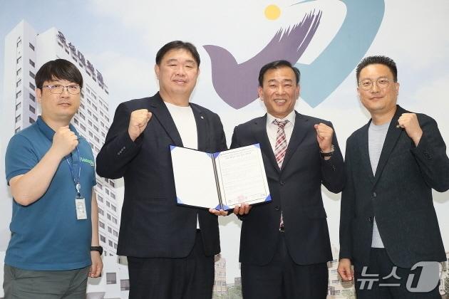 본문 이미지 - 우석대학교와 한국학원총연합회 전북지회가 10일 업무협약 맺고 급변하는 교육 환경에 능동적으로 대응하기 위해 적극 협력하기로 했다.&#40;우석대 제공, 재판매 및 DB 금지&#41;/뉴스1