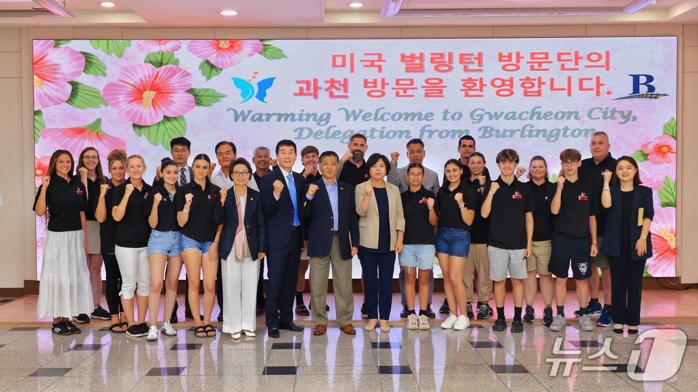 과천시의 국제교류 도시인 미국 노스캐롤라이나주 벌링턴시 방문단이 과천을 방문한 모습.&#40;과천시 제공&#41;