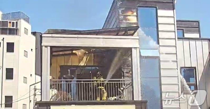 본문 이미지 - 화재 현장. &#40;경기도소방재난본부 제공. 재판매 및 DB 금지&#41; 2025.7.10/뉴스1