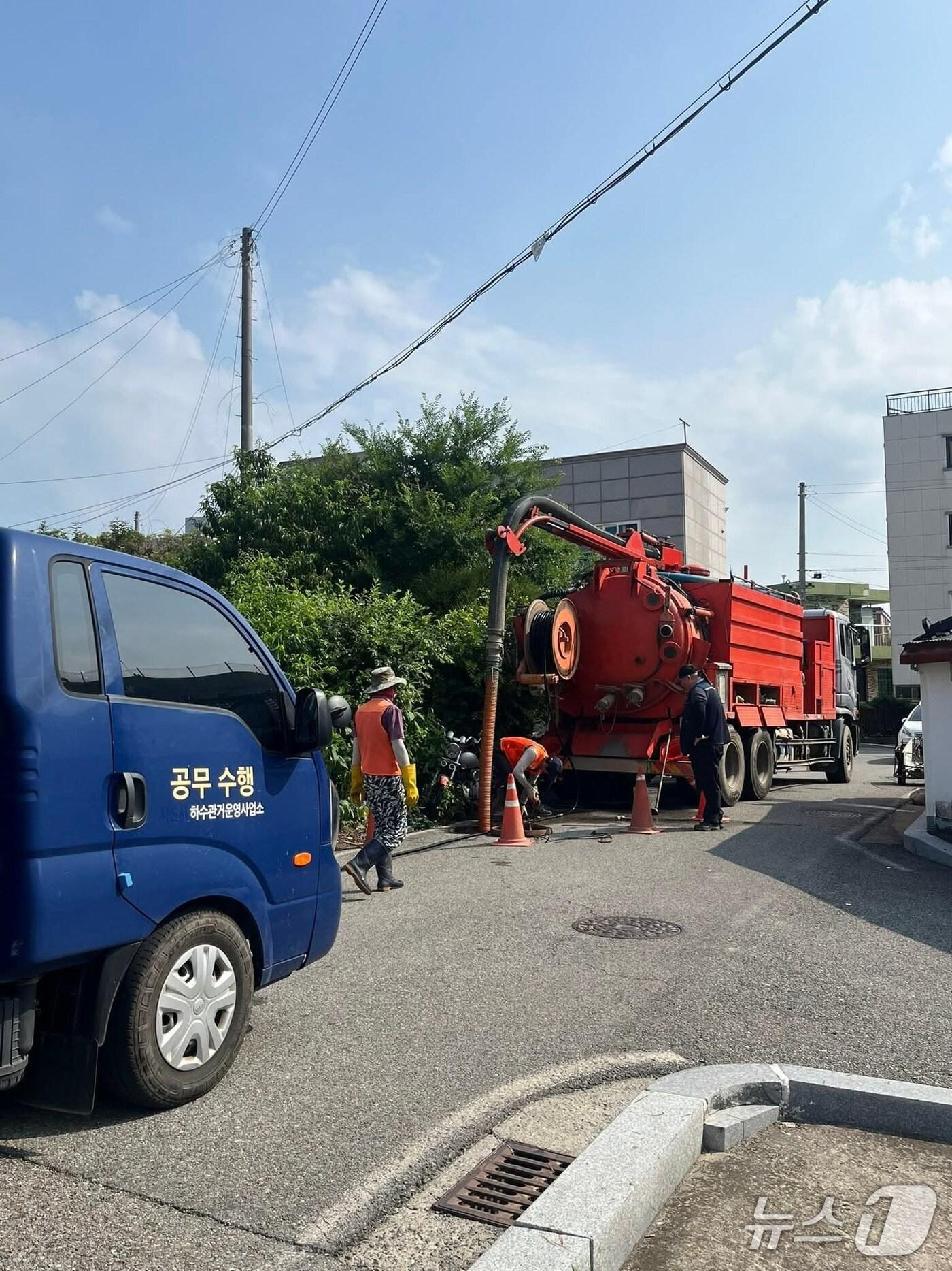 본문 이미지 - 지난 1일 서산시 동헌로 일대 하수도 준설 모습 (사진은 기사 내용과 직접 관련 없음) (서산시 제공. 재판매 및 DB금지)2025.7.10/뉴스1