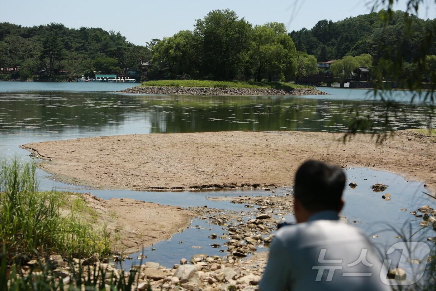 10일 마른 장마와 폭염 등으로 바닥을 드러낸 충북 제천 의림지에서 한 시민이 순주섬을 바라보고 있다.2025.7.10/뉴스1 ⓒ News1 손도언 기자