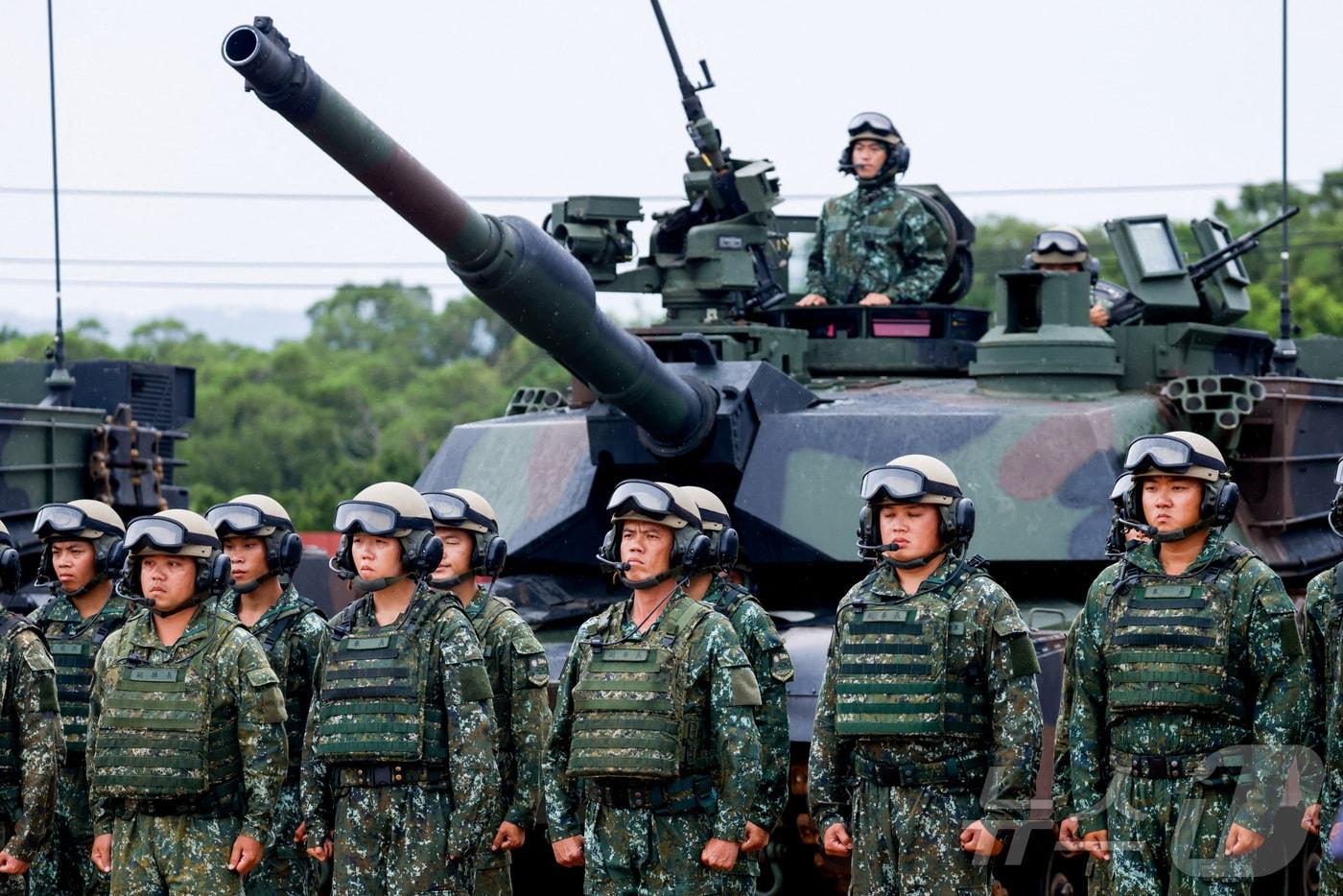 본문 이미지 - 10일(현지시간) 대만 신주현에서 미국산 M1A2T 에이브럼스 전차 첫 배치를 위한 실사격 훈련이 실시됐다. 사진은 전차 앞에서 기념 촬영하는 대만 군인들 모습. 2025.07.10 ⓒ 로이터=뉴스1 ⓒ News1 최종일 선임기자